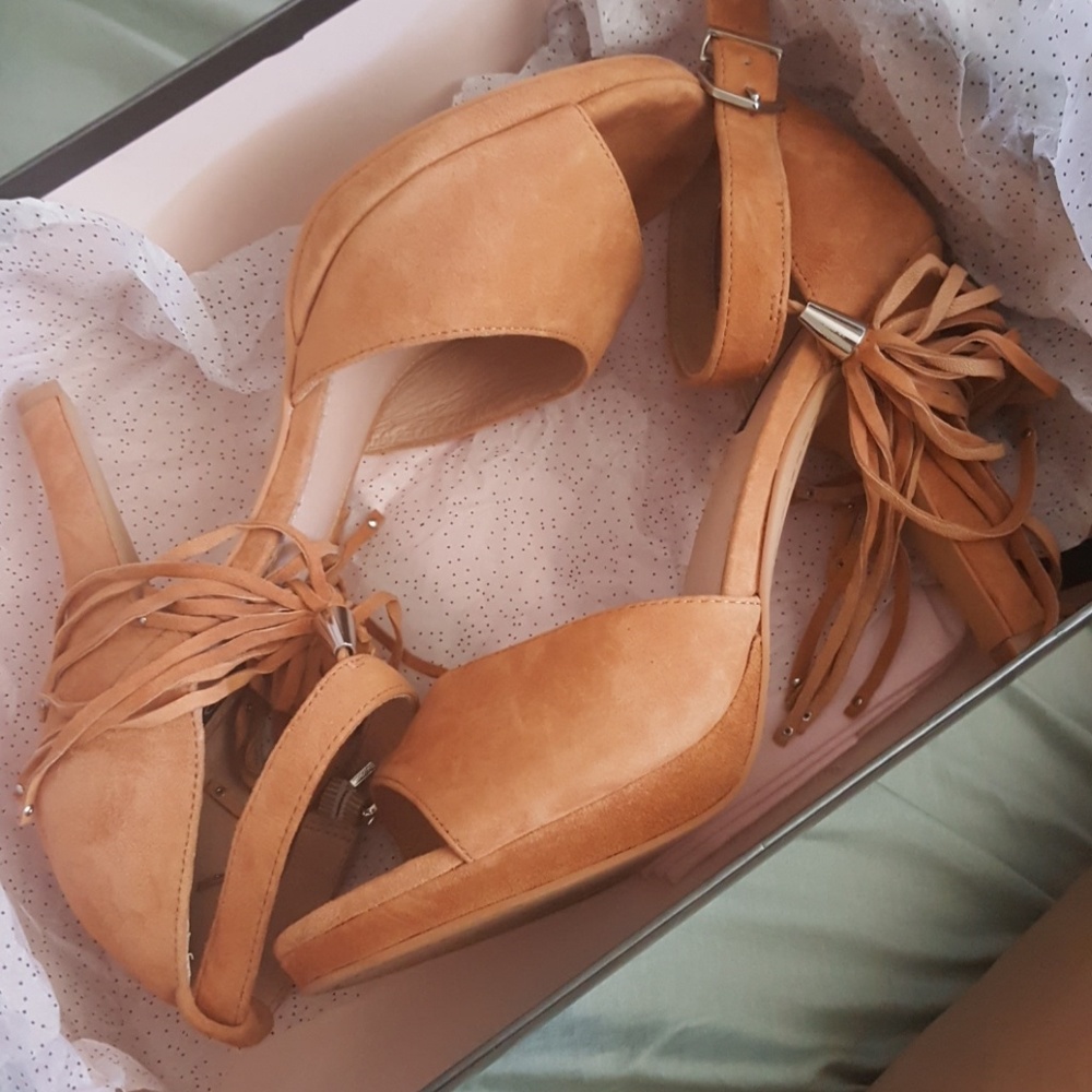 Heels - Picture 7 of 7